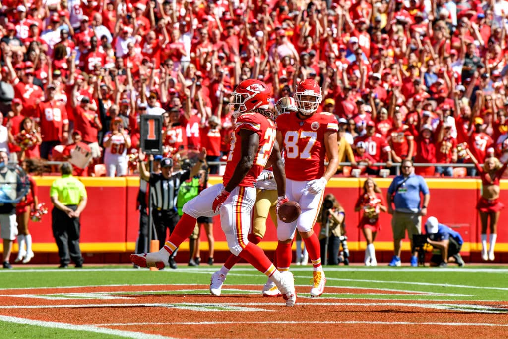 2)
<b> Kansas City Chiefs (3-0)</b>. Es una locura decir esto pero Pat Mahomes está proyectado para lanzar 69 pases de touchdown, pero la defensa en ruta de permitir más de 7,500 yardas, un nuevo récord.