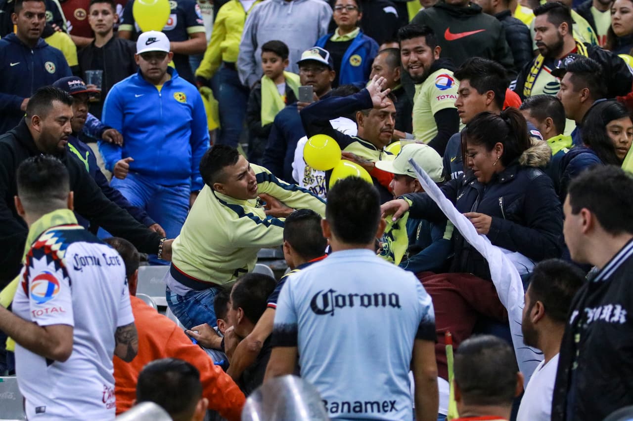Entre puños, insultos y empujones algunos de los fanáticos del América terminaron de opacar la jornada.