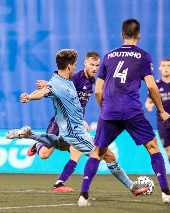 Oralando City continúa en fuego y esta vez derrotan al New York City FC en casa con goles de Chris Mueller y Tesho Akindele.