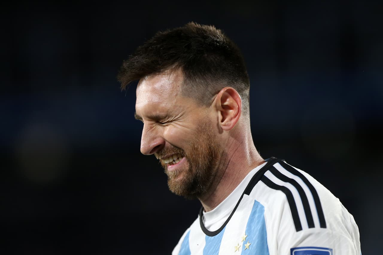 ¡Con Messi no! Escupitajo a Lionel desata indignación en Eliminatorias