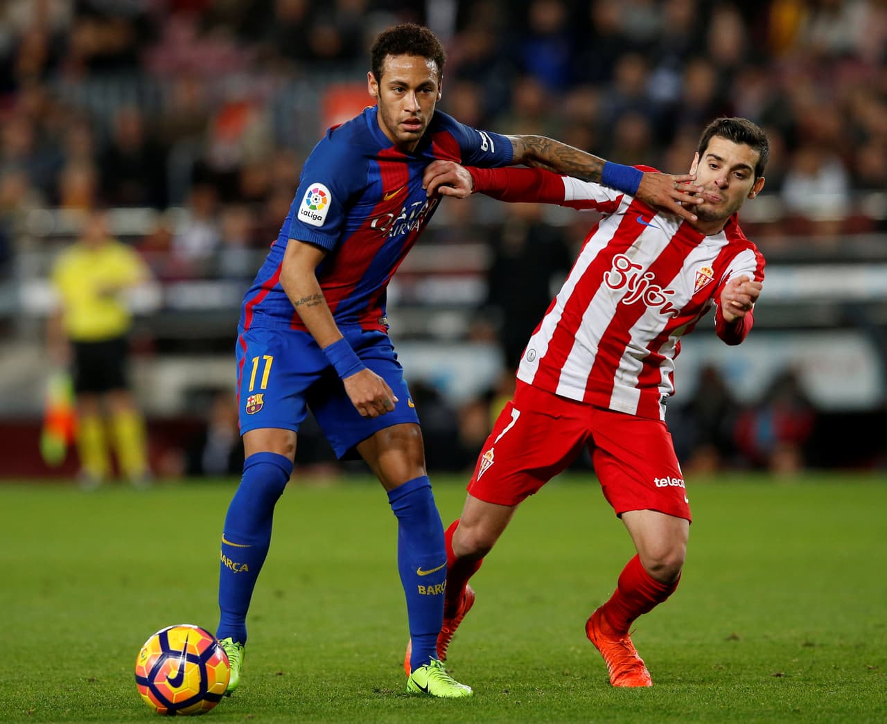 Siguiendo los pasos de sus compatriotas David Villa (New York City FC) y Víctor Vázquez (Toronto FC), el volante español Víctor Rodríguez dejó el Sporting de Gijón para unirse al campeón de 2016 en la MLS, Seattle Sounders. (Reuters)
