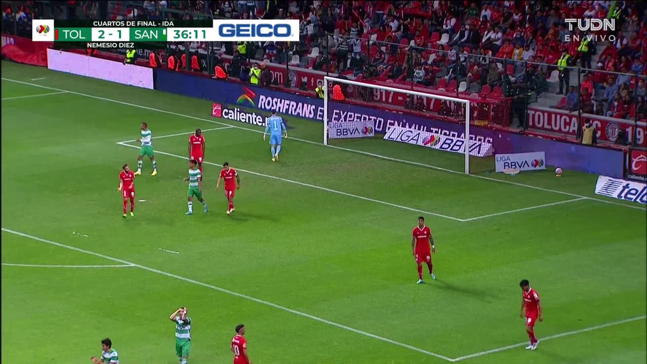 ¡CERCA! Leonardo Suárez disparó que se estrella en el poste.