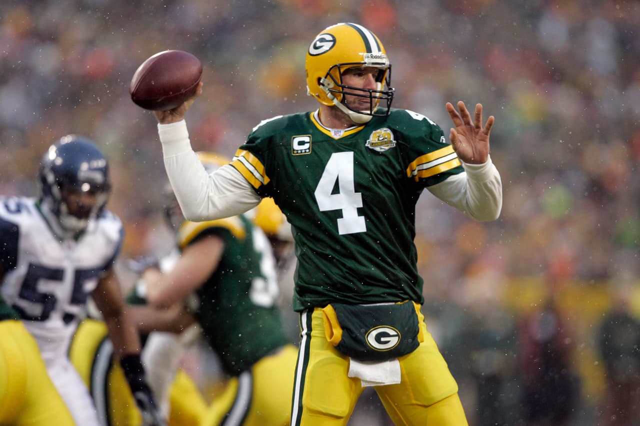 <b>Brett Favre</b> (
<i>Atlanta Falcons, Green Bay Packers, Minnesota Vikings, New York Jets</i>): 1 título de Super Bowl XXXI, 3 veces NFL MVP (1995, 1996, 1997), 3 veces First-Team All-Pro, 11 veces Pro Bowler, 4to con más yardas (71,838) y pases de TD (508) en la historia de la NFL,18 temporaadas con 3,000+ yardas aéreas (líder en la historia de la NFL)