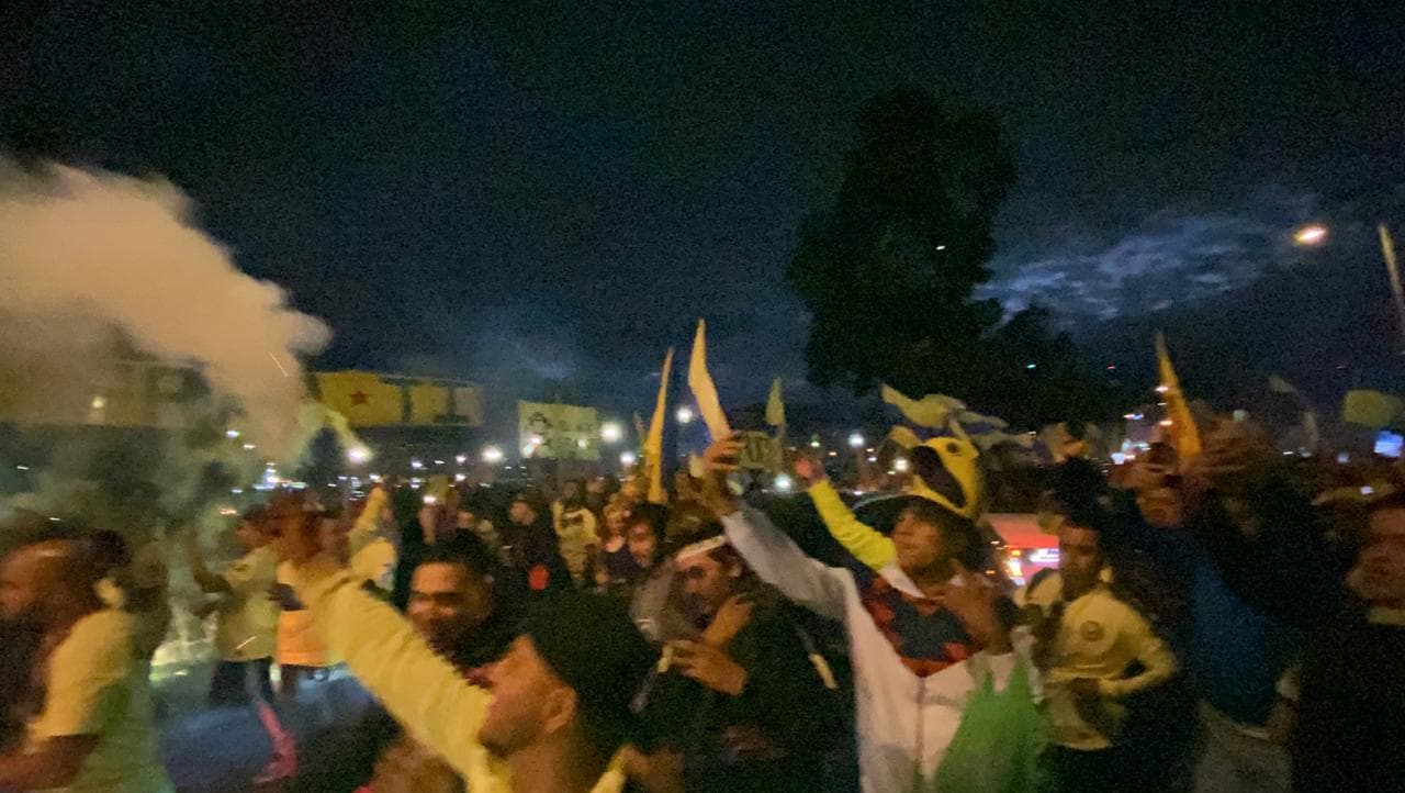¡Gran recibimiento al América! La afición le muestra el apoyo a su equipo con cantos, banderas y bengalas a su llegada al Estadio Azteca.