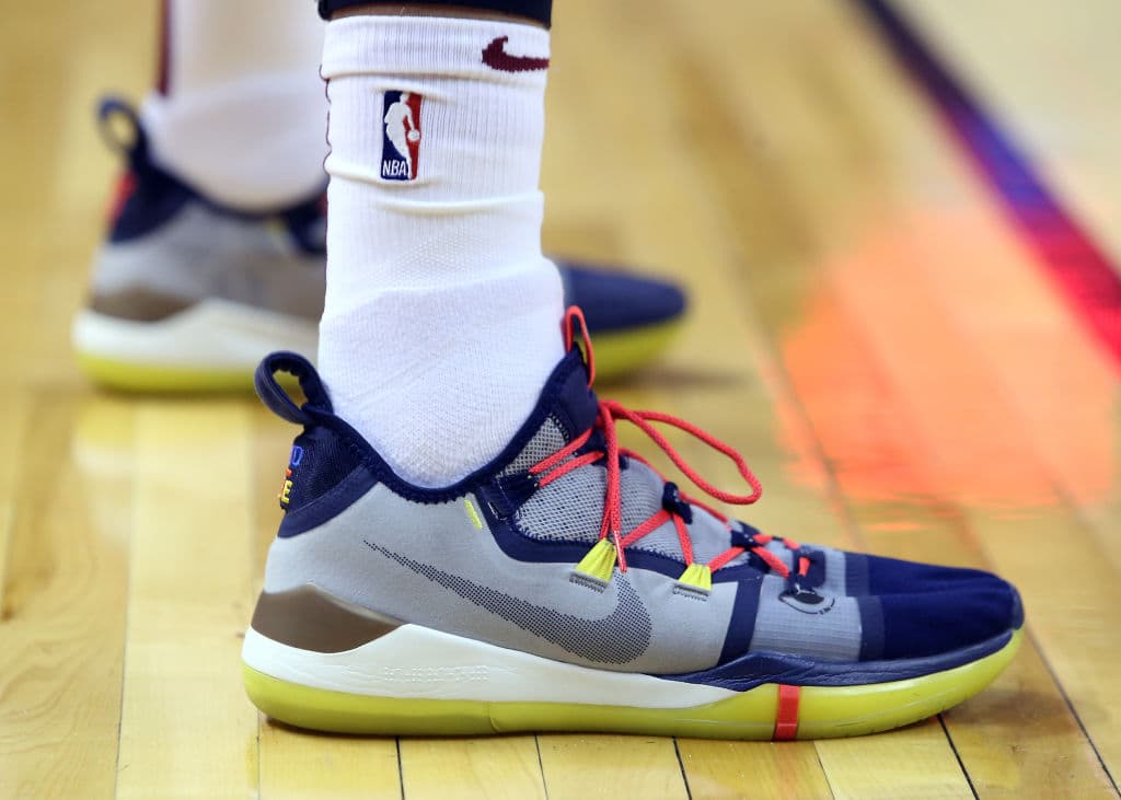 Kyle Korver, guardia de los Cleveland Cavaliers, usando estos Nike Kobe AD, muy coloridos para un jugador usualmente serio.