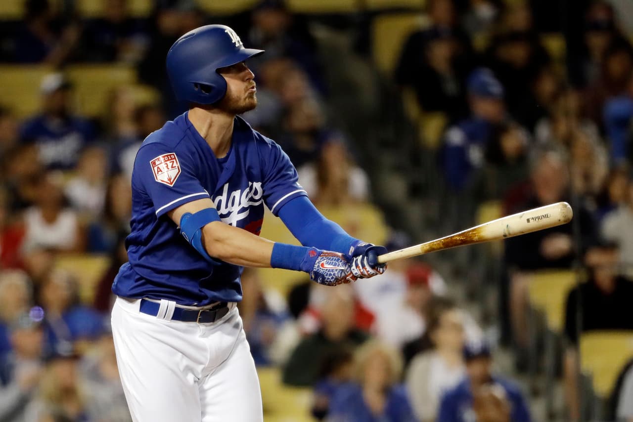 <b>10) Cody Bellinger - Los Angeles Dodgers</b>. Aunque su segundo año no fue tan bueno como el primero, el joven pelotero de 22 años es uno de los más interesantes jugadores en la Gran Carpa. En 2018 disparó 25 jonrones y empujó 76 carreras, pero jugó los 162 partidos de temporada regular y la Postemporada.