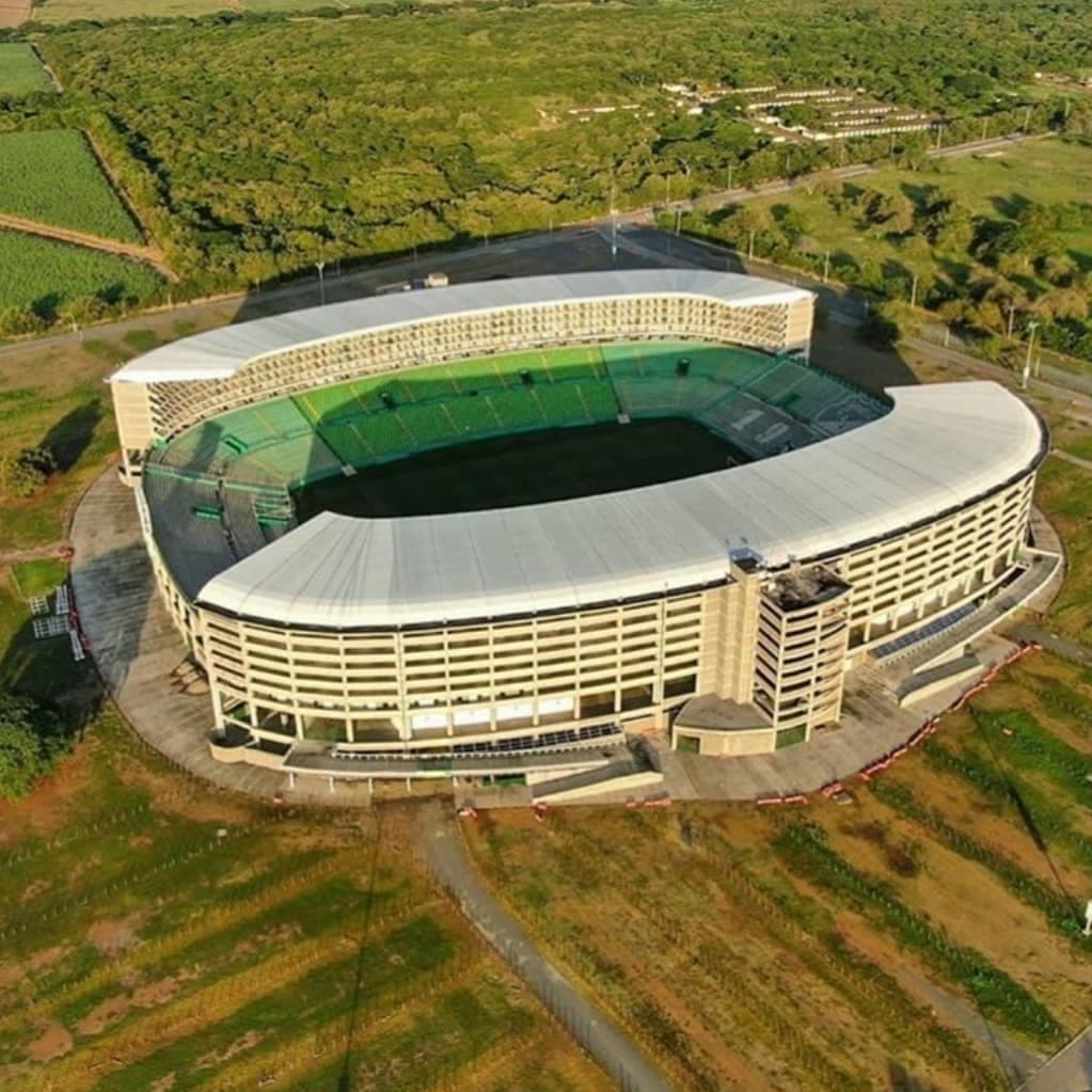 El Estadio Deportivo Cali, mejor conocido como Estadio Monumental de Palmaseca o Coloso de Palmaseca, es casa del Deportivo Cali.