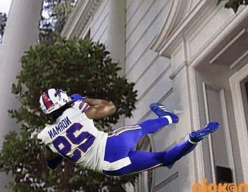 Los memes también ‘despacharon’ a Josh Norman | Las burlas en internet hicieron lo suyo luego de que el corredor de los Titans quitara de se camino al cornerback de los Buffalo Bills.