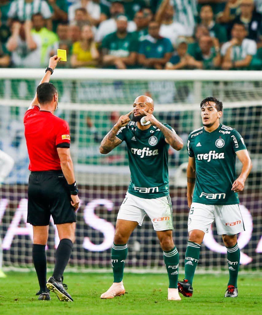 Felipe Melo recibió cartón preventivo por su falta, para que se midiera en su juego defensivo.