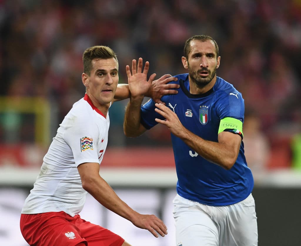 Acá en la imagen el capitán italiano, Giorgio Chiellini (derecha), en disputa del balón con el delantero polaco Arkadiusz Milik (izquierda).