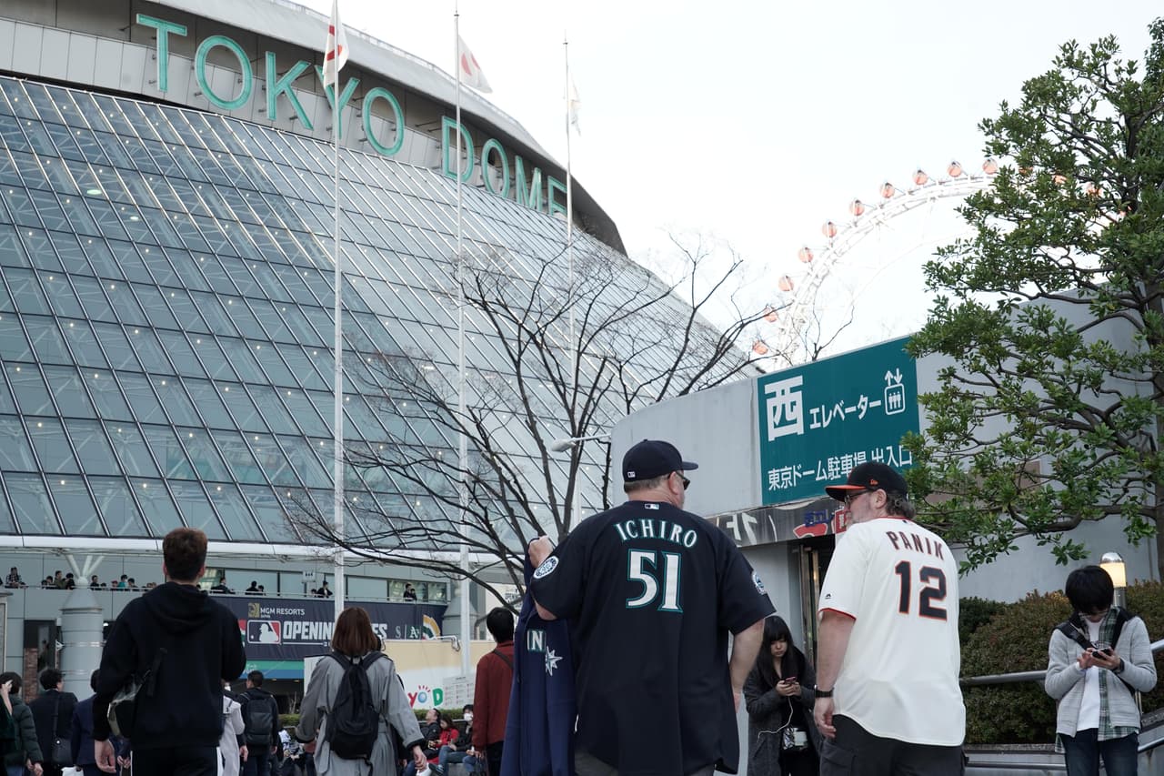 Este miércoles, en el Tokyo Dome, se dio inicio a una nueva temporada de la Major League Baseball (MLB) con el triunfo entre los Seattle Mariners y los Oakland Athletics por 9-7. Fue el primero de los dos juegos planeados en Japón en esa Serie Inaugural y la afición asiática respondió de la mejor manera.