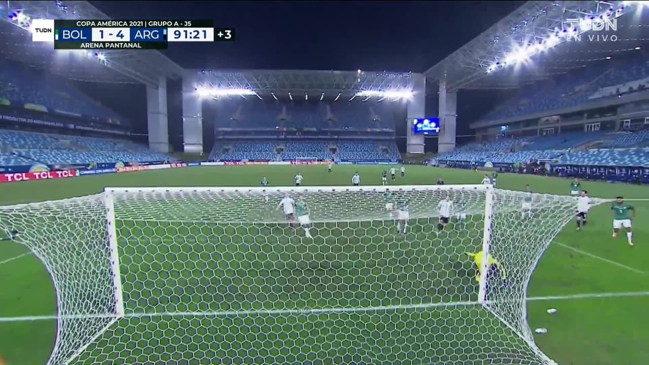 ¡TIRO ATAJADO! disparo por Lionel Messi.