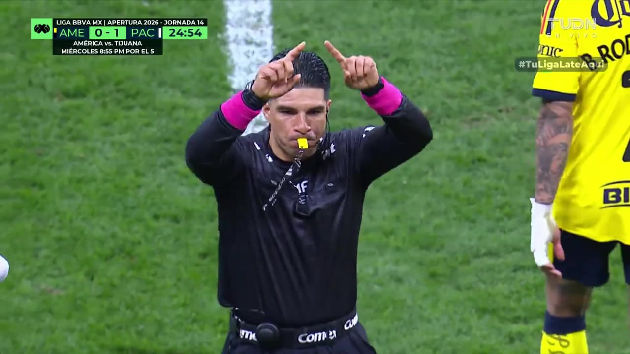 ¡No hay penal contra el América! Tras la revisión en el VAR el central decide que no hubo falta