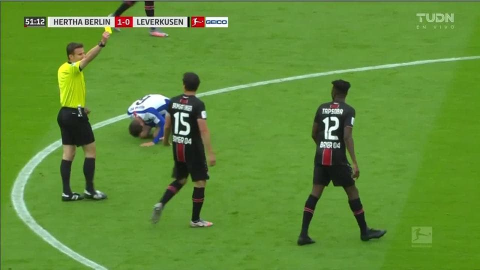 Tarjeta amarilla. El árbitro amonesta a Edmond Tapsoba de Bayer 04 Leverkusen