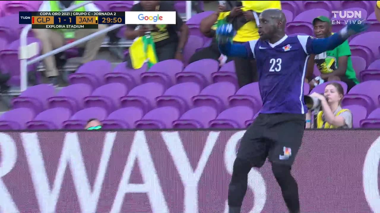 ¡CERCA! Shamar Nicholson disparó que se estrella en el poste.