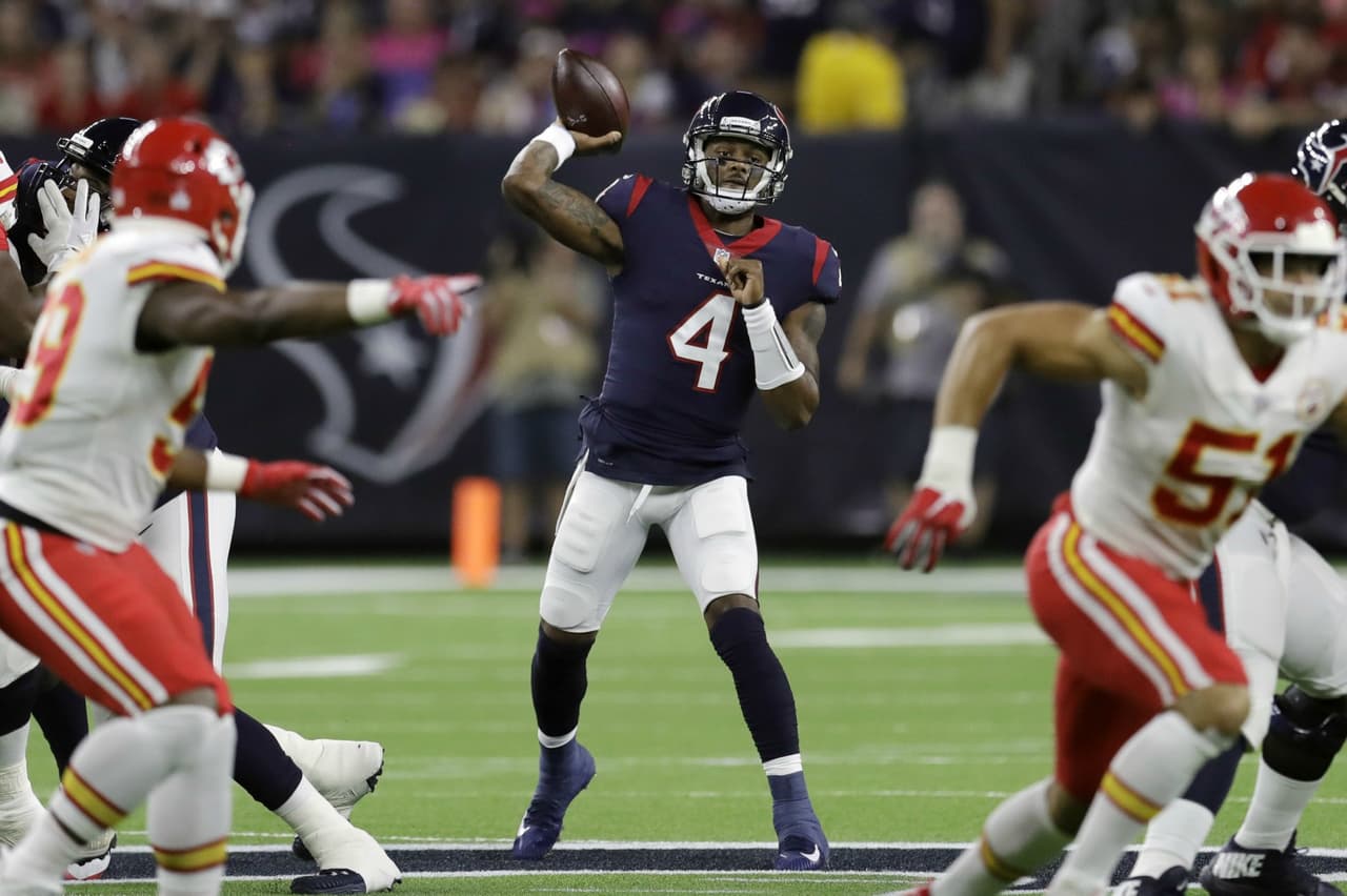 El QB sensación de los Texans lanzó cinco pases de anotación, que no fueron suficientes para revertir el marcador.