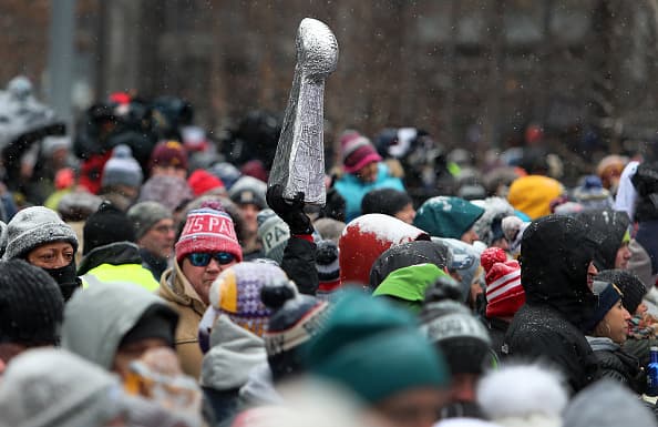 ¡Todo listo en el U.S. Bank Stadium para el Super Bowl LII! Los Patriots y los Eagles jugarán por el título de la NFL y ni siquiera las bajas temperaturas reducen la pasión de los miles de aficionados que ya están en el estadio.
