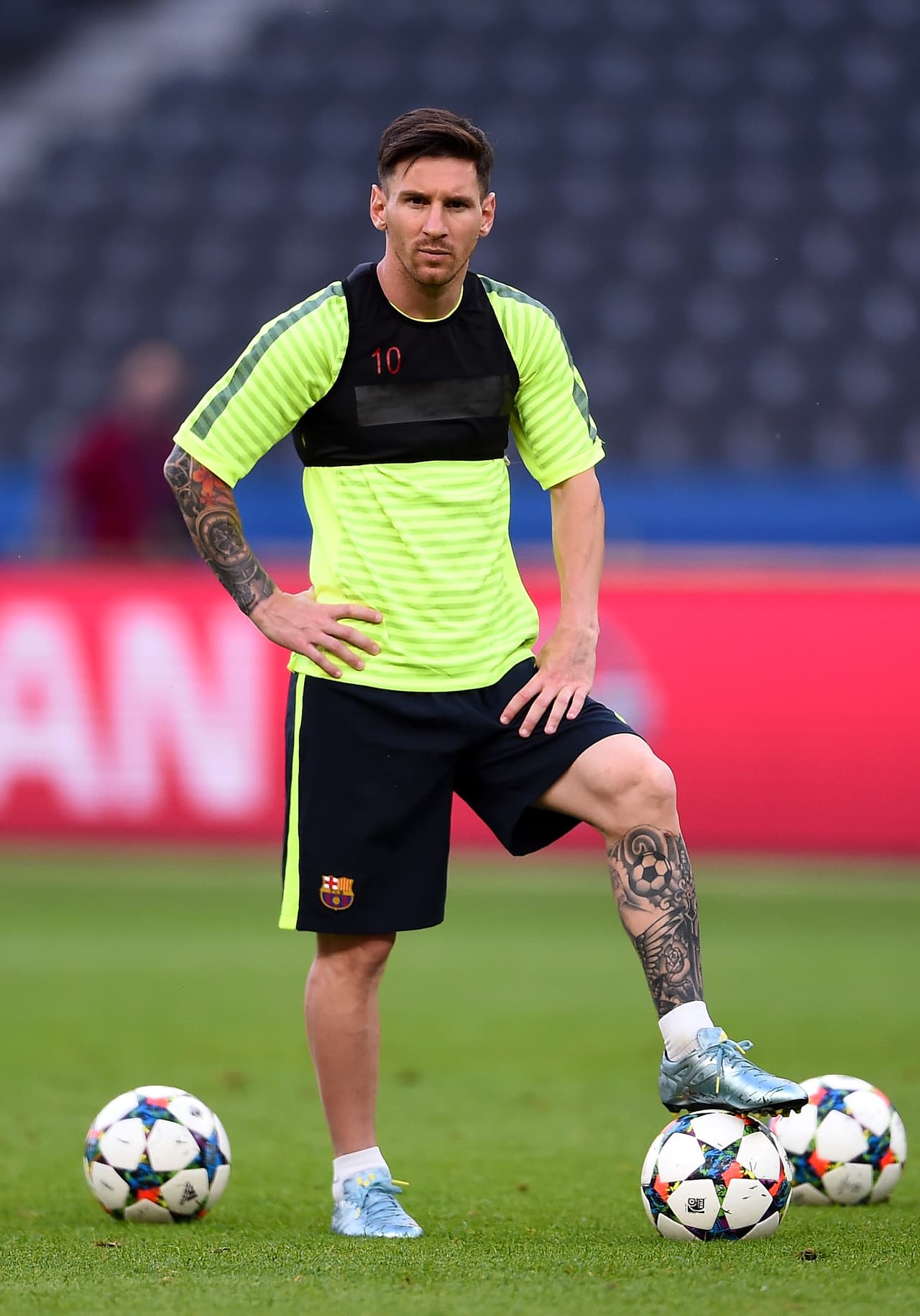 La ‘Pulga’ se convirtió esta misma temporada en el máximo goleador histórico de La Liga española y la Champions League. Dos hitos del balompié mundial en una misma semana. El ‘10’ del Barcelona es un fuera de serie que acumula trofeos como un niño en dulcería. Es el jugador más completo por su velocidad, conducción, gambeta, cambio de ritmo y suprema definición.