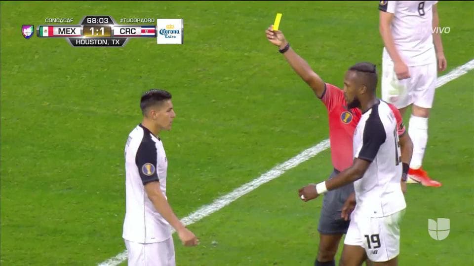 Tarjeta amarilla. El árbitro amonesta a Óscar Duarte de Costa Rica