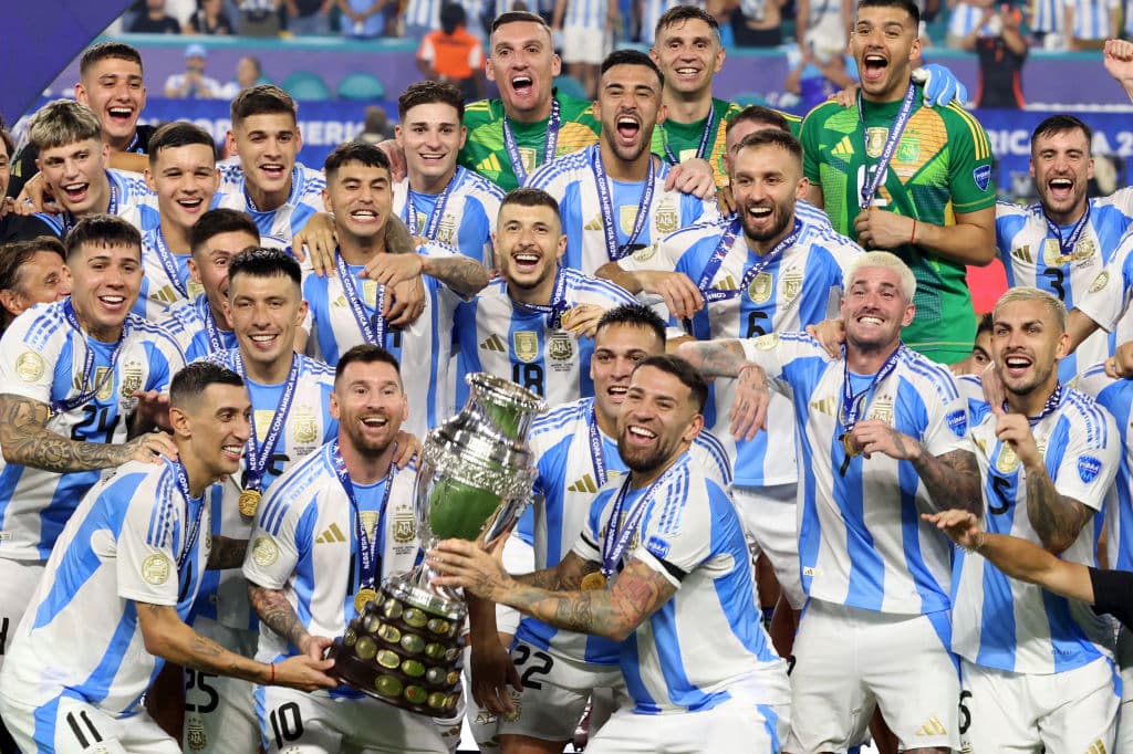 Su más reciente y gran victoria fue la Copa América 2024.
<br>Para mantener la seguidilla de triunfos con la albiceleste, Lionel alzó el trofeo en Estados Unidos tras vencer 1-0 a Colombia.
<br>Messi, como siempre, fue el bastión y el apoyo moral, y futbolístico de su selección a lo largo de todo el torneo.