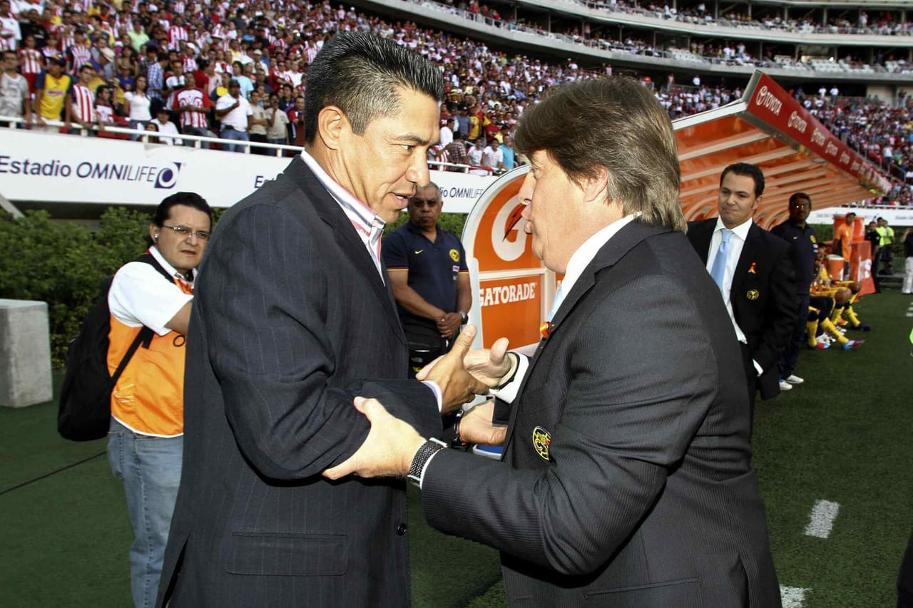 <b>2.- Primer Clásico Nacional</b>
<br>El 8 de abril de 2012 dirigió su primer Clásico de Clásicos en el Estadio Omnilife. Aquí está Herrera en el saludo previo al encuentro ante Ignacio Ambriz, estratega rojiblanco de aquel momento.