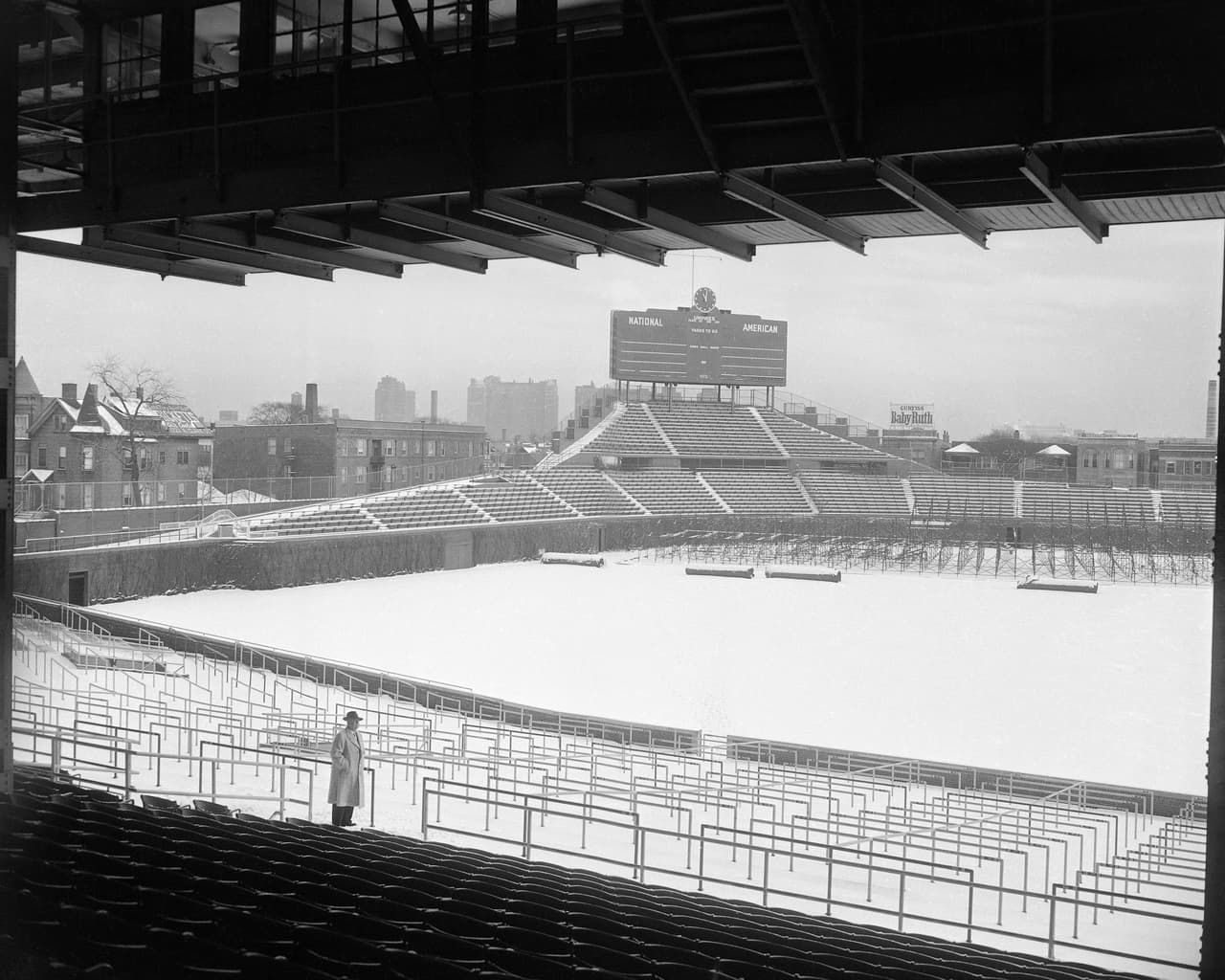 Esta imagen es de 1954. El 30 de diciembre de ese año cayó una fuerte nevada en la ciudad de Chicago que cubrió de blanco todo el campo y parte del graderío.