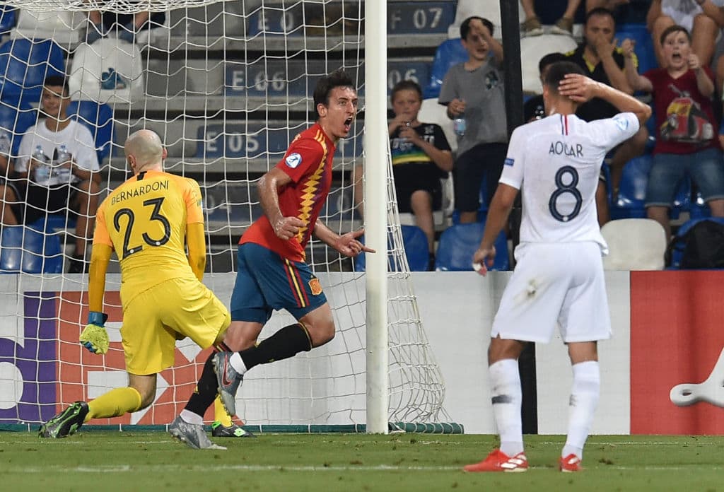 Y el jugador de la Real Sociedad, Mikel Oyarzábal, se encargó de patearlo y convertirlo para darle ventaja de 2-1 a La Roja de cara al descanso.