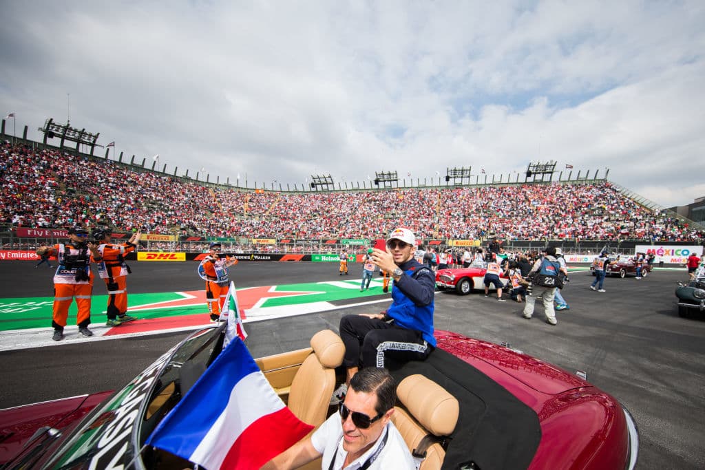Pierre Gasly del Red Bull Racing saluda a los fanáticos.