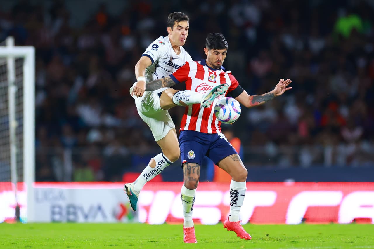 Días antes, en el juego de Jornada 17, Pumas recibió a Chivas en CU y el VAR otorgó un penal a Alexis Vega, entonces jugador del Rebaño, por una mano similiar en el área. A pesar de la decisión, los universitarios ganaron el juego 1-0. Sin embargo, pocos se imaginaron que la misma jugada se juzgaría totalmente diferente en la Ida de Cuartos de Final.