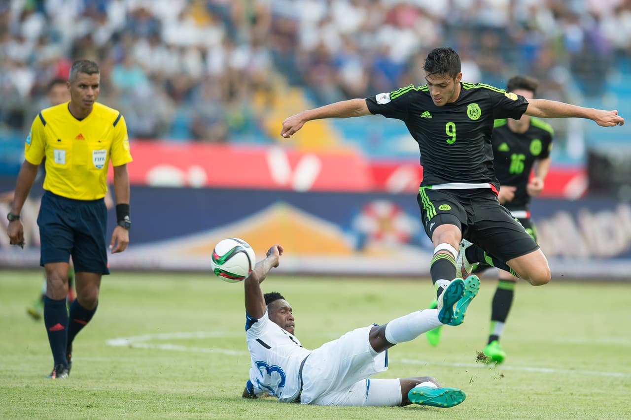 Johnny Palacios: El lateral derecho tuvo trabajo ya que por su banda tuvo que marcar a Javier Aquino, además en varias ocasiones fue superado por sus rivales y para detenerlos ocupaba su fuerza para derribarlos y cortar los ataques. Calificación 6.