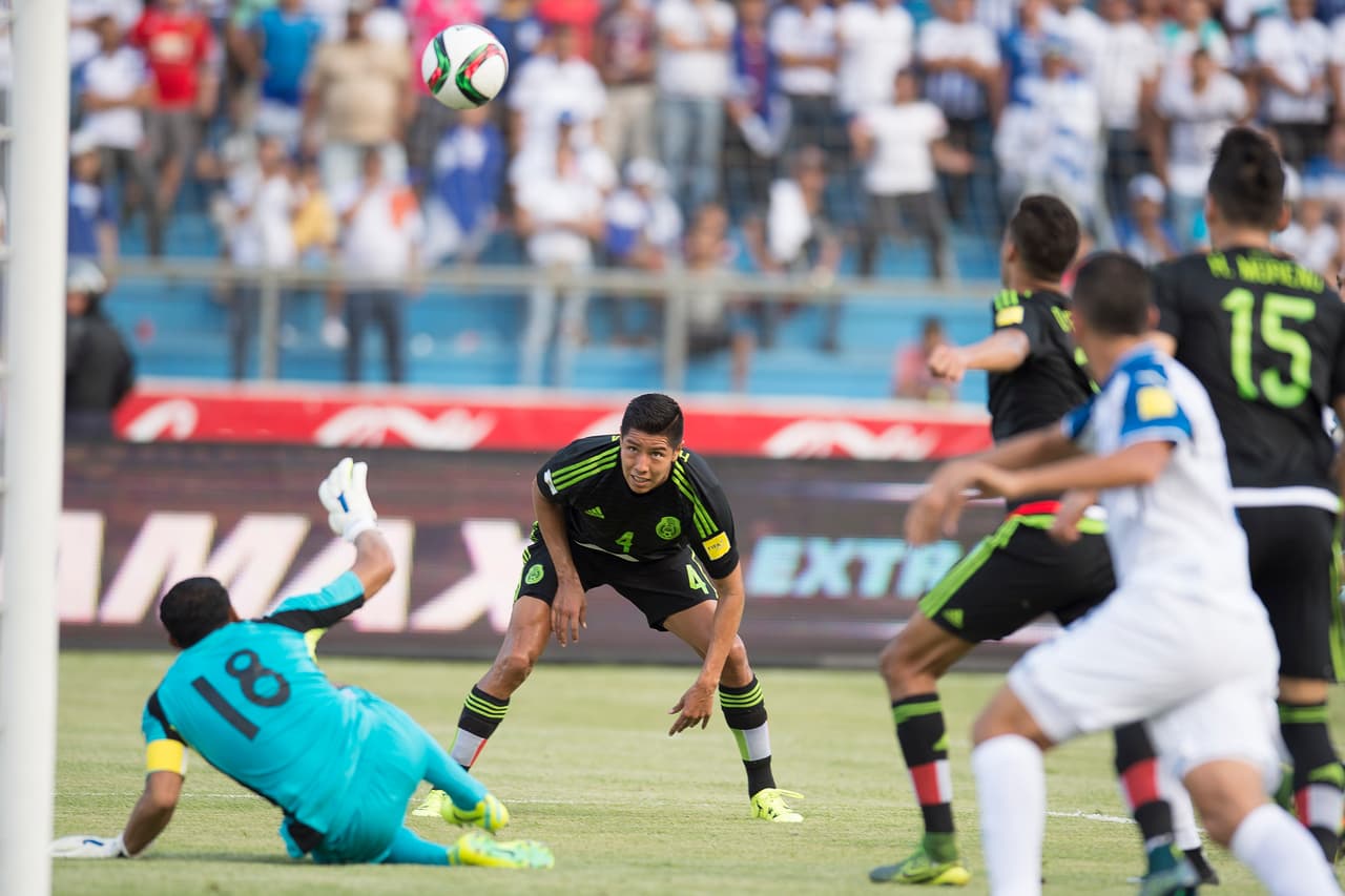 Noel Valladares: El arquero hondureño tuvo poco trabajo durante la primera parte donde logró salvar a Honduras en una ocasión. Pero ya en la segunda parte fue exigido en más ocasiones y lamentablemente para su fortuna recibió dos goles de buena manufactura en los cuales no pudo hacer nada para evitarlos. Calificación 7.