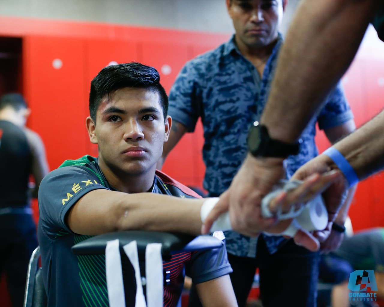 El colorido y la alegría, junto a los rituales y detalles en la intimidad de los atletas, fueron parte del Combate Américas en la fiesta de las artes marciales mixtas.