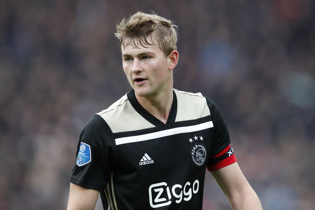<b>Matthijs de Ligt: </b>después de lograr la llegada de Frenkie de Jong (que se incorporará en junio), el Barcelona insiste en el defensa del Ajax por quien ya intercedió el mediocampista ante la directiva culé. Quieren seguir jugando juntos.