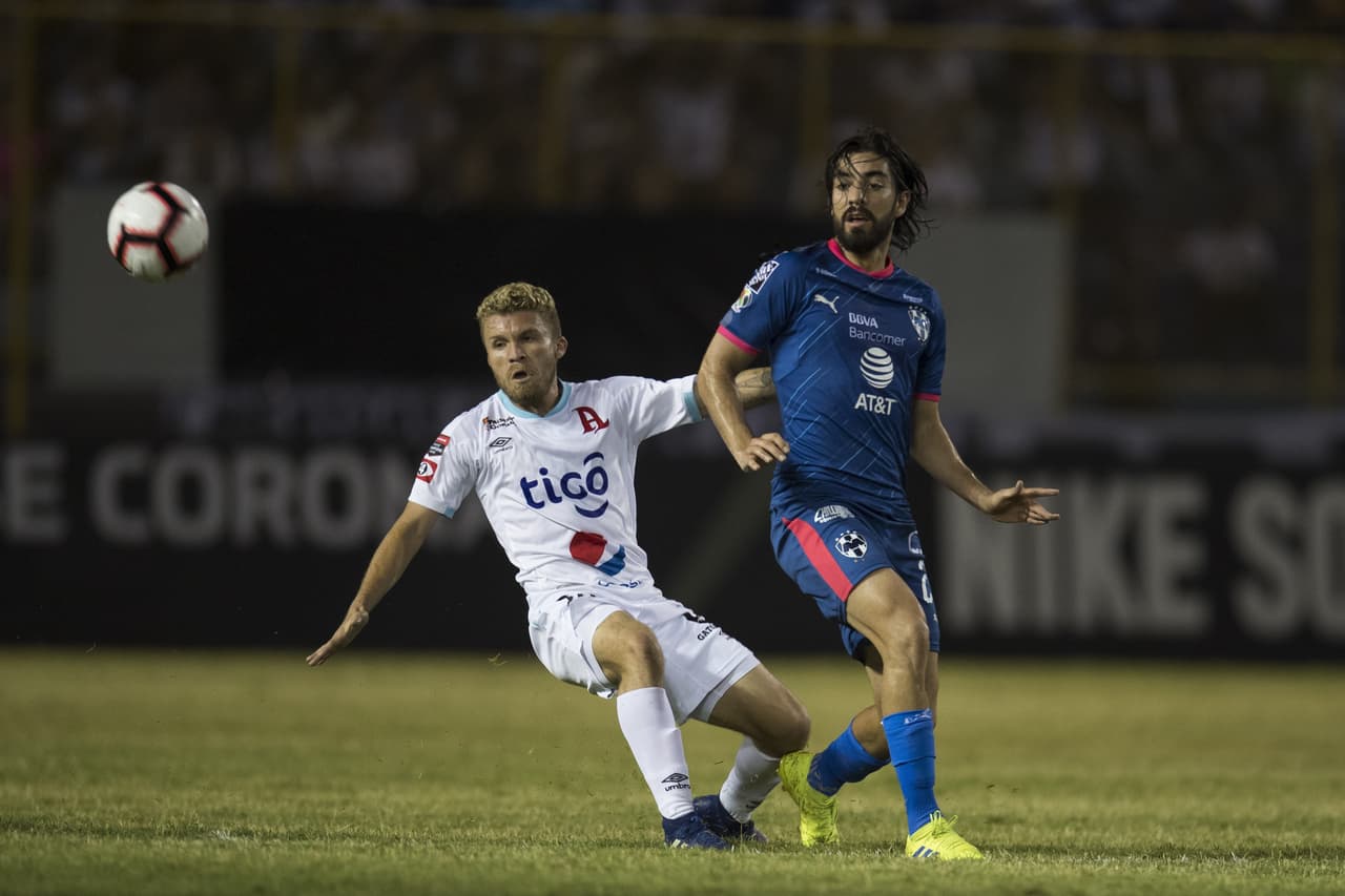 Y en la segunda mitad arreció Rayados en su intento por quebrantar el muro defensivo del Alianza y alterar ese 0-0, pero cada intentona estaba fracasando.