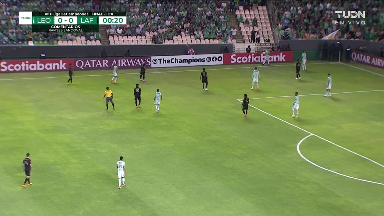 Arranca el partido y la pelota está en juego.