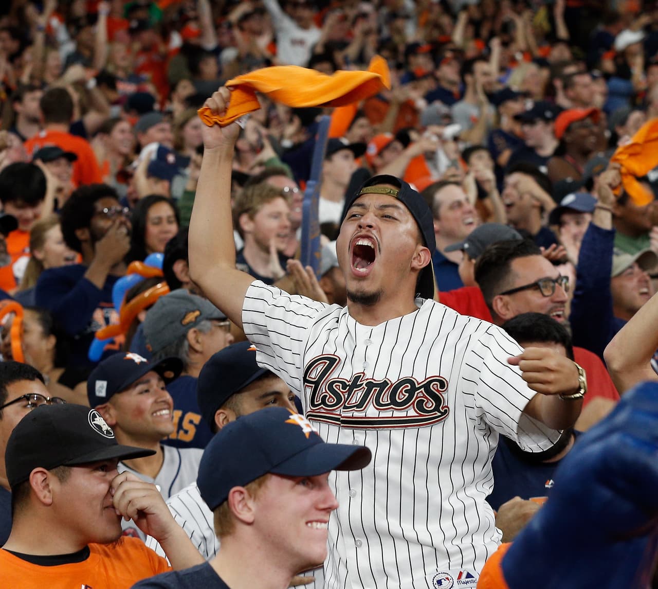 La alegría y emoción se tomó a los todos los hinchas de Houston Astros campeón de la Serie Mundial, entre los más jóvenes y algunas bellas mujeres, en una celebración gigante.