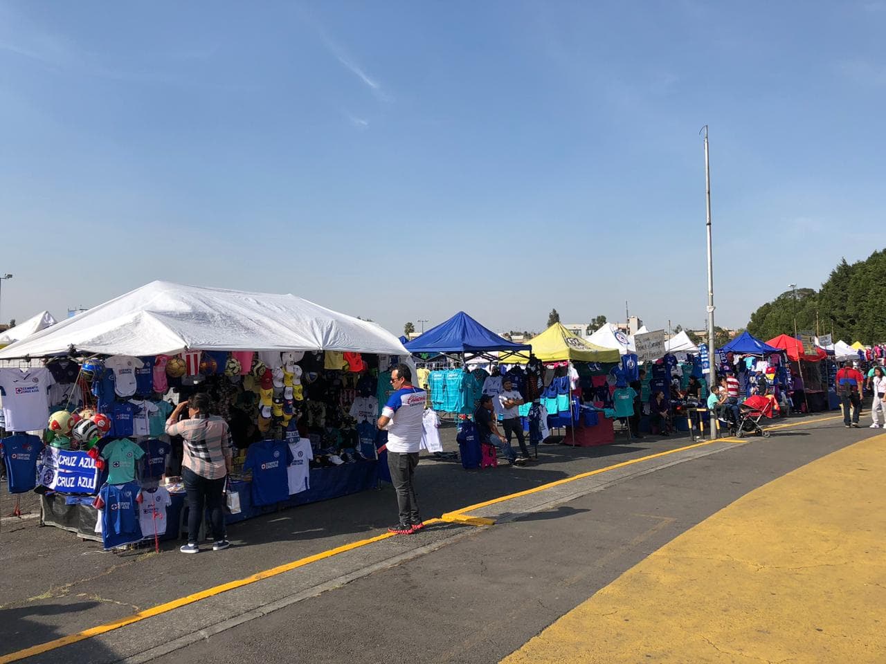 El estadio Azteca comienza a pintarse de azul para el juego entre la máquina y los tuzos.