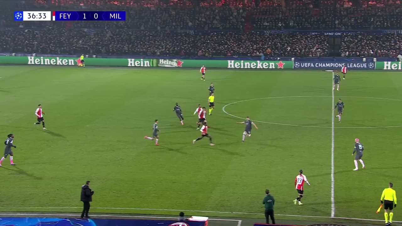 ¡CERCA! Igor Paixão disparó que se estrella en el poste.