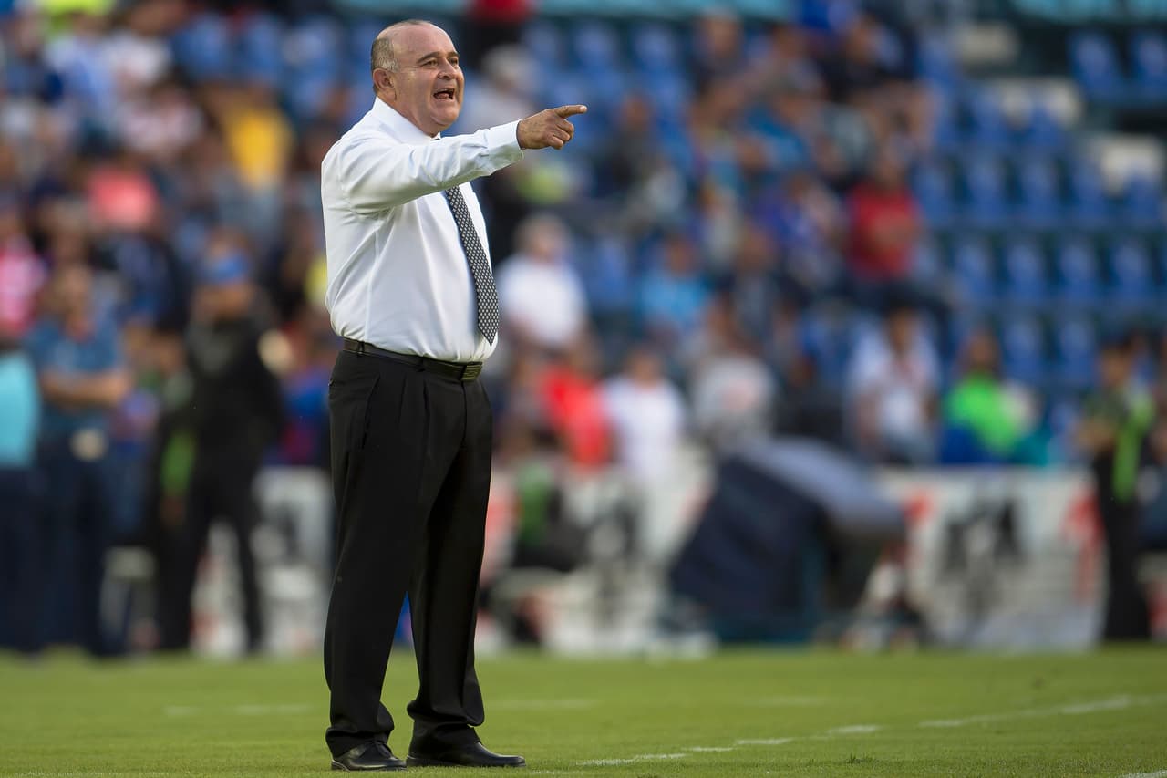 Action photo during the match Cruz Azul vs Veracruz, Corresponding for Week 12 of the 2016 Apertura League BBVA Bancomer MX at Azul Stadium. Foto de accion durante el partido Cruz Azul vs Veracruz, Correspondiente a la Jornada 12 del Torneo Apertura 2016 de la Liga BBVA Bancomer MX, en el Estadio Azul, en la foto: Juan Antonio Luna DT de Veracruz 01/10/2016/MEXSPORT/Osvaldo Aguilar.