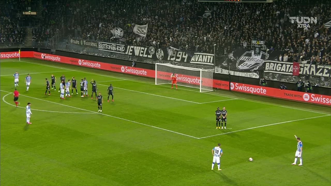 ¡CERCA! Mikel Merino disparó que se estrella en el poste.