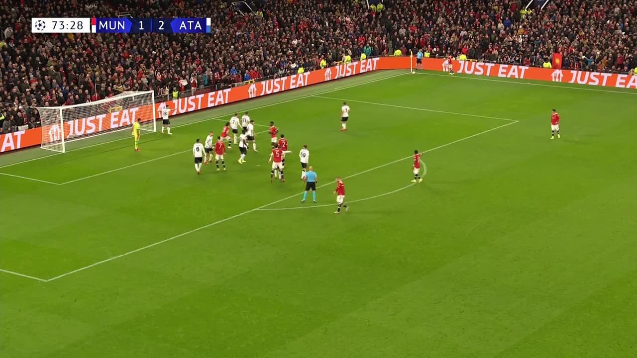 ¡TIRO ATAJADO! disparo por Harry Maguire.