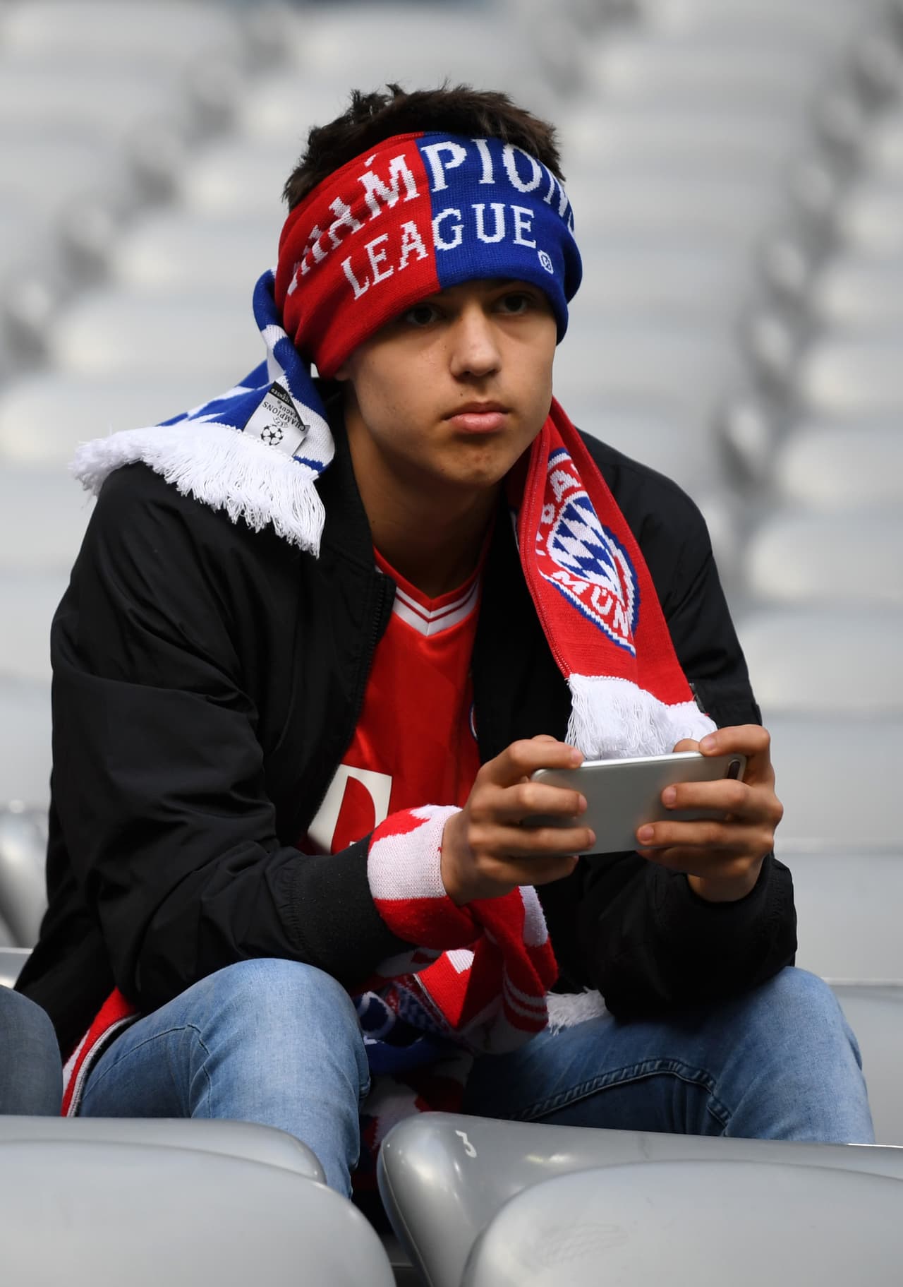 La fiesta de los fanáticos está vestida de color, alegría, compromiso y pasión en este duelo de ida de la semifinal de Championes League entre Bayern Munich y Real Madrid en Alemania.