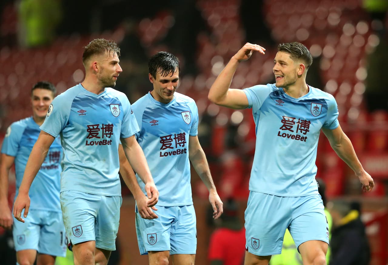 Manchester United 0-2 Burnley - Con esta derrota de Manchester United en el Old Trafford, cuatro equipos compiten por el lugar en Europa League. Burnley llegó a 30 puntos.