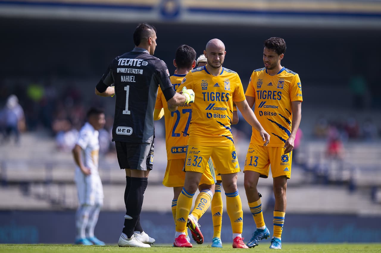 Carlos González ofrece disculpas a Tigres por cantar himno de Pumas
