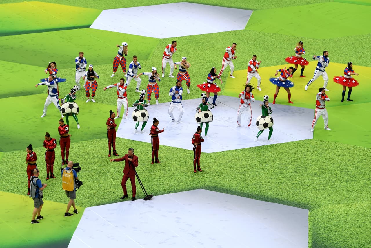 Los bailarines realizaron la coreografía mientras el artista británico Robbie Williams realizó su presentación.