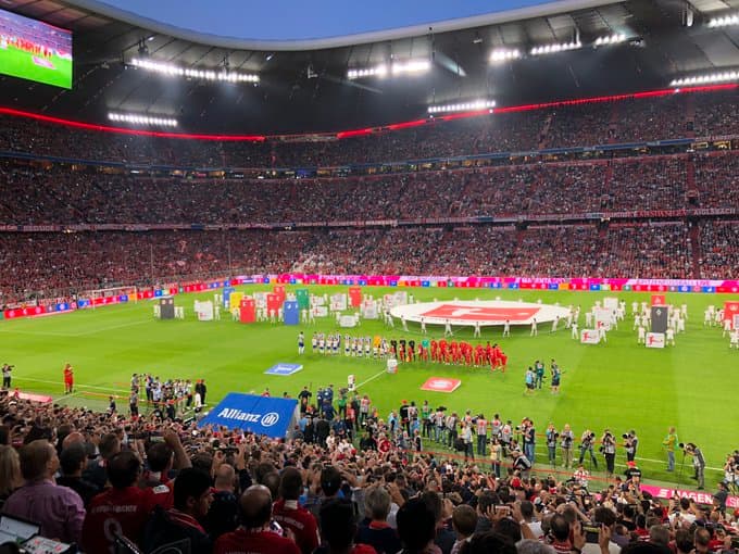 Lewandowski anotó doblete pero el conjunto bávaro no pasó del empate ante el Hertha en el arranque de la Bundesliga.