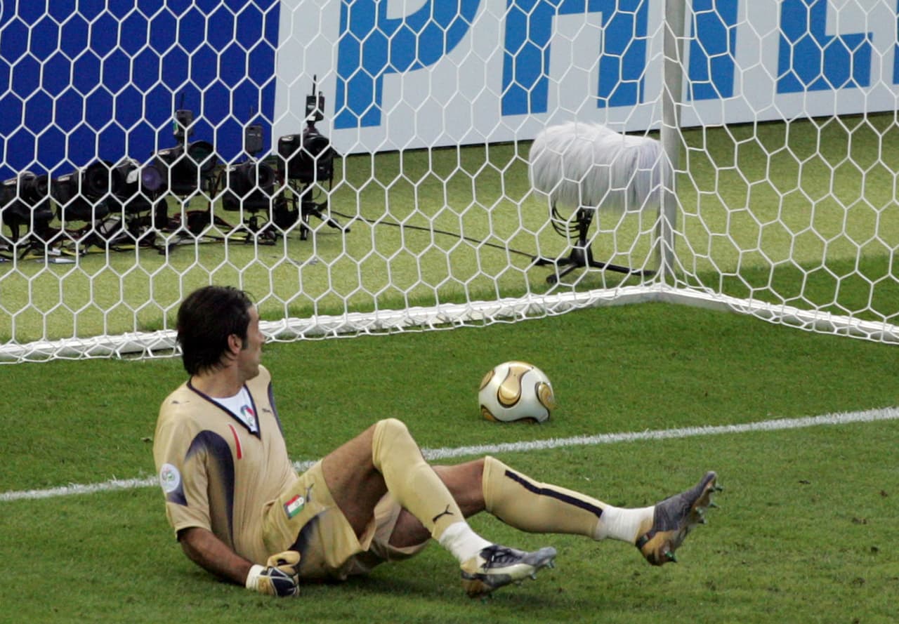 El balón entró luego de golpear en el horizontal y con eso se ponía el 1-0 a favor de Francia. Momento de ensueño para el volante, pues su gol le daba la victoria en la final a su país.