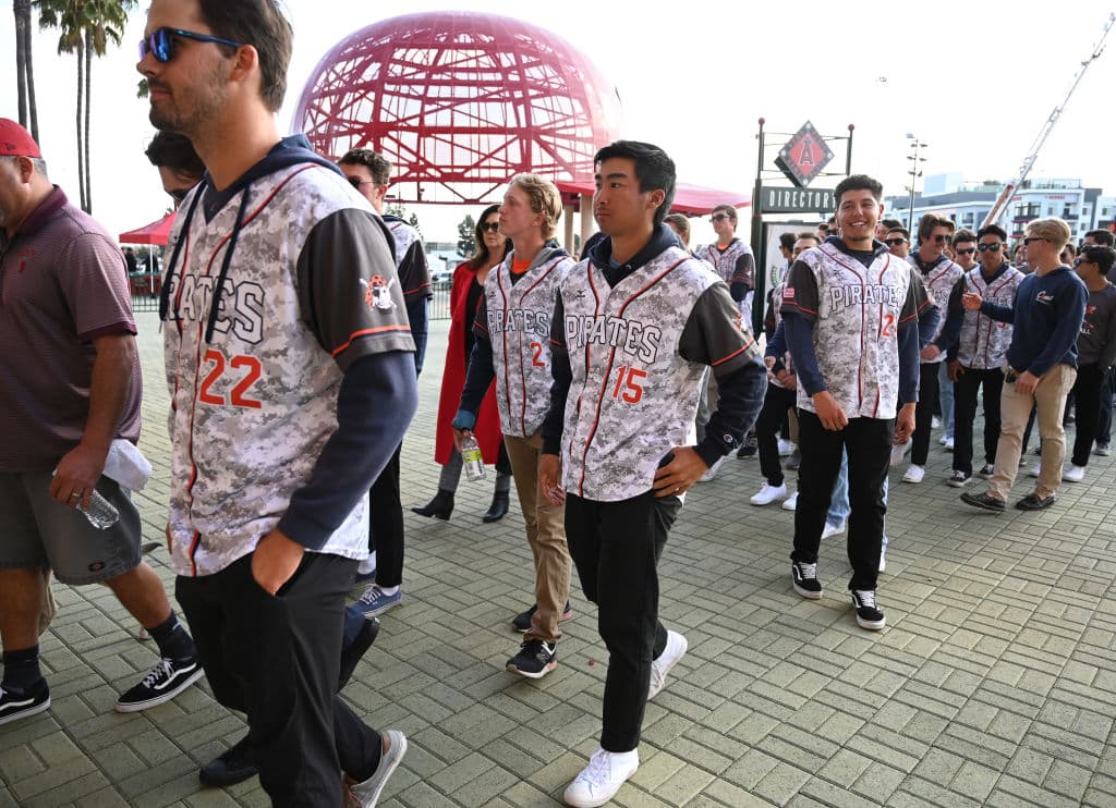 La ciudad de Anaheim rindió homenaje a la Familia Altobelli, el coach John, su esposa Keri y su hija Alyssa, fallecidos junto a Kobe Bryant en un ccidente aéreo.