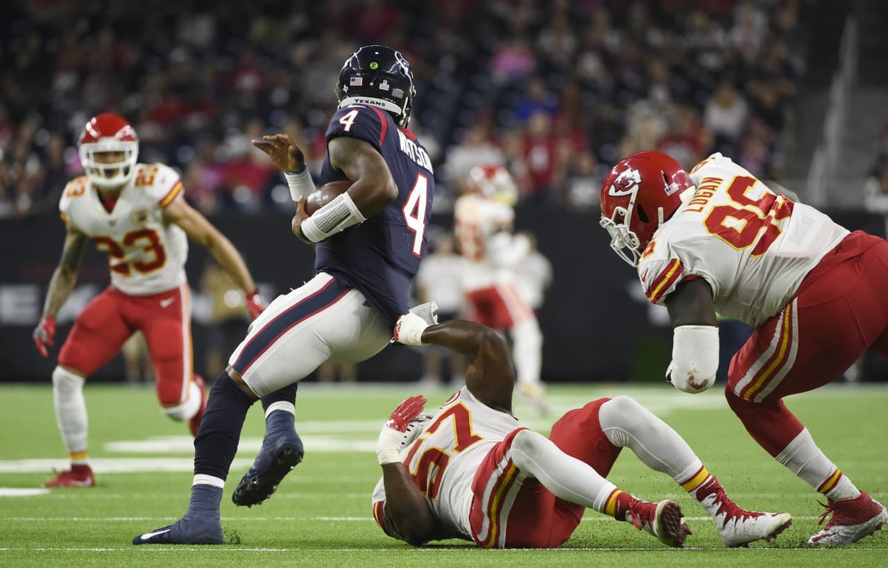 El novato Deshaun Watson logró descifrar a sus rivales y mostró su elusividad en más de una ocasión.