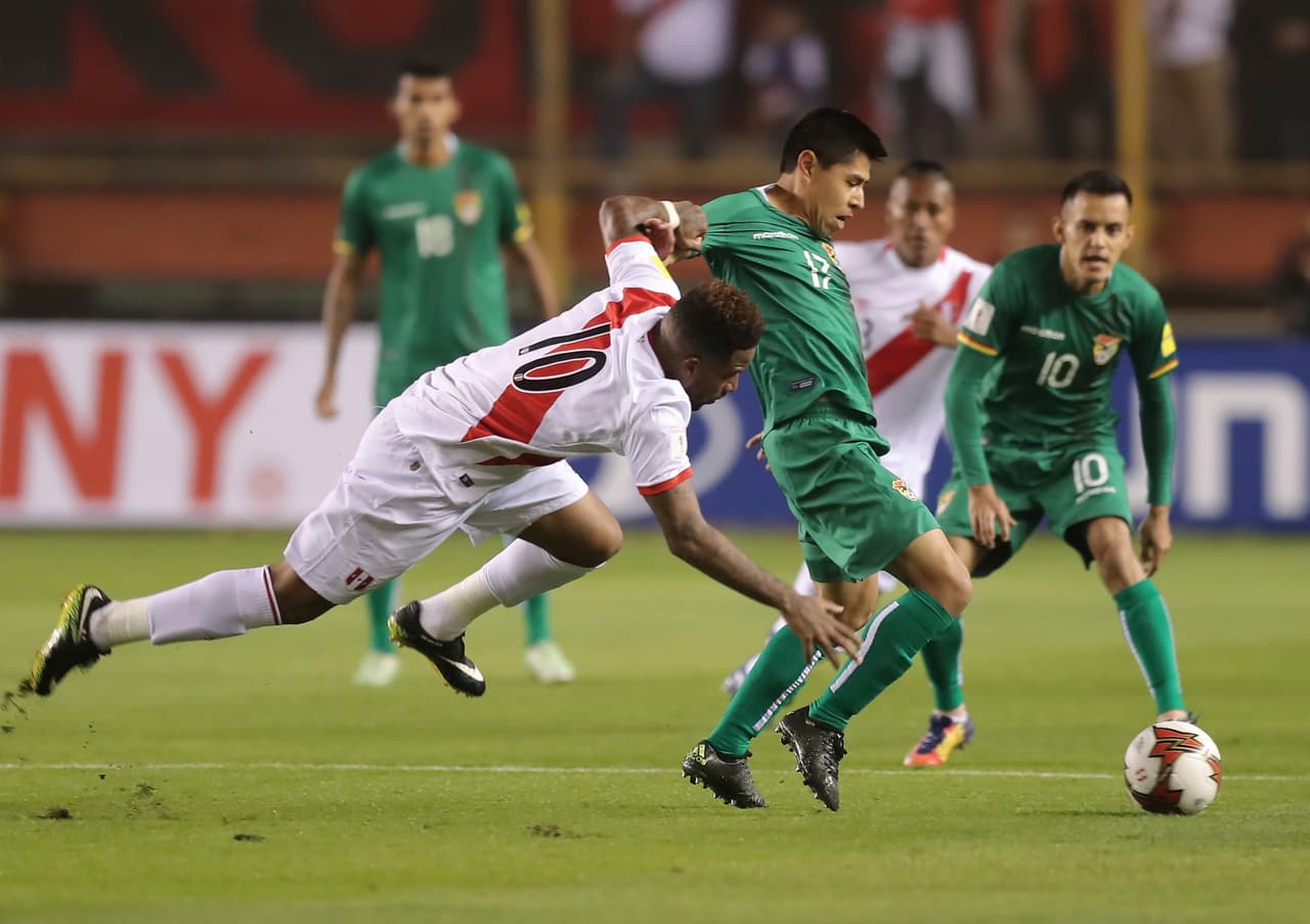 LIMA, PERU - AUGUST 31: Luis Ali of Bolivia (R) fights for the ball with Jefferson Farfan of Peru during a match between Peru and Bolivia as part of FIFA 2018 World Cup Qualifiers at Monumental Stadium on August 31, 2017 in Lima, Peru. (Photo by Daniel Apuy/Getty Images)